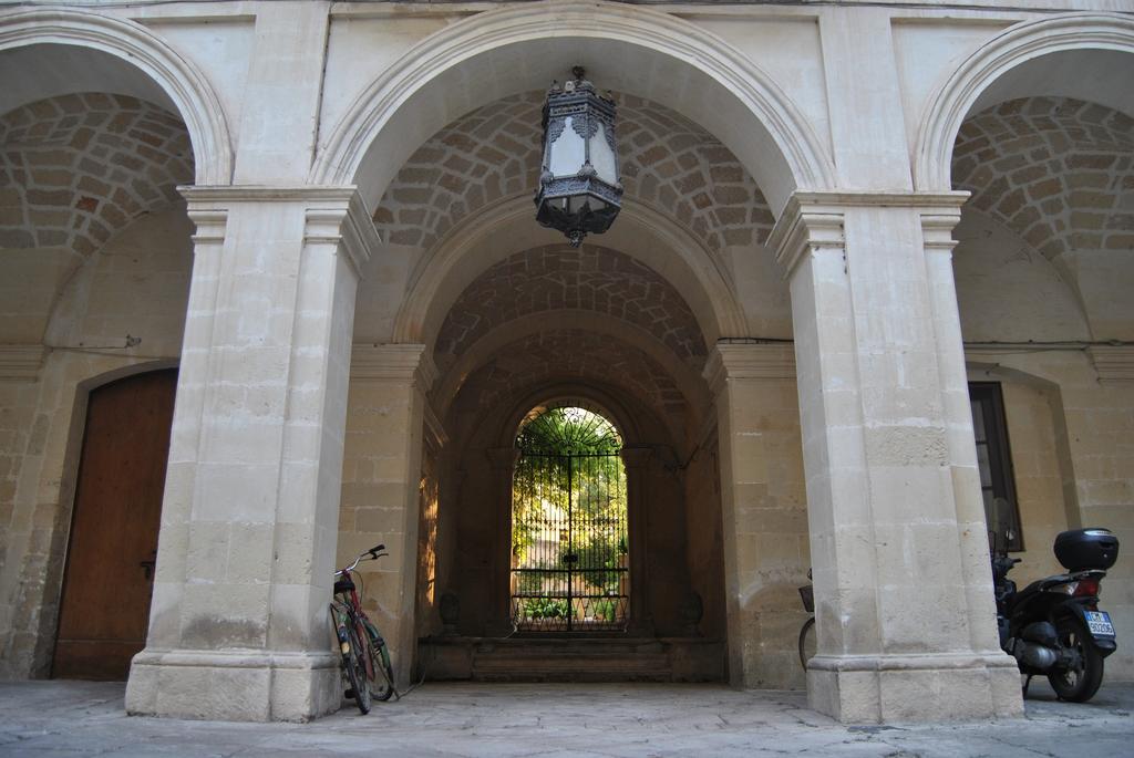 לצ'ה Garden Suite At Palazzo Famularo חדר תמונה