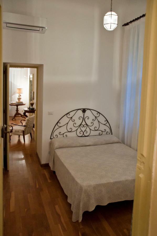 לצ'ה Garden Suite At Palazzo Famularo מראה חיצוני תמונה